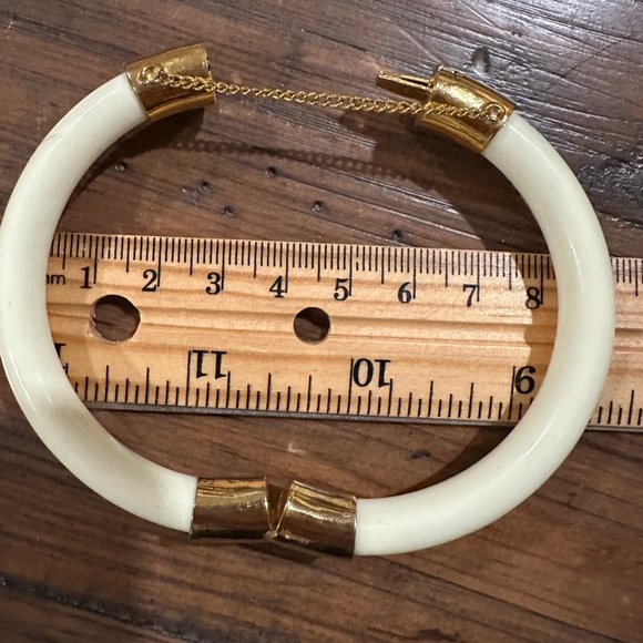 Vintage Peking Jade Cream Hinged Bangle - Picture 2 of 6